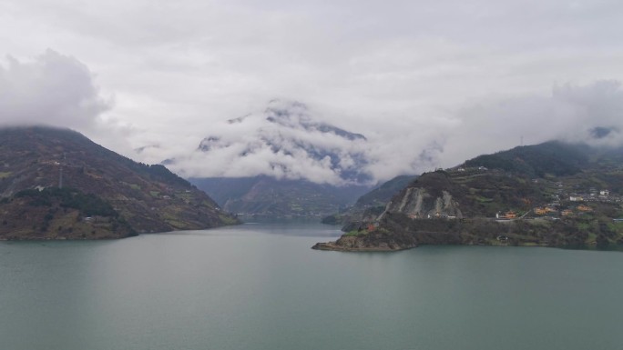 唯美意境空境风景大山湖泊航拍