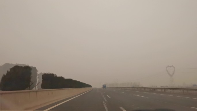 雾天沙尘天高速行驶车内摆件