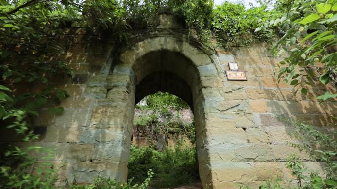 自贡三多寨古老城门城墙门洞遗迹风化残破杂