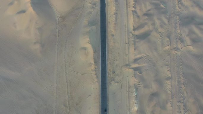 沙漠公路汽车航拍