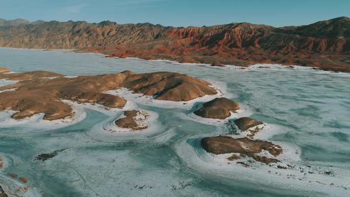 嘉峪关黒山湖：冰雪与丹霞美丽邂逅