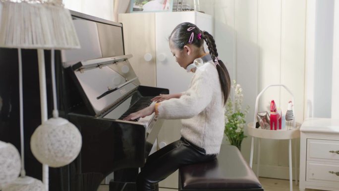 小女孩弹钢琴课外活动业余生活学生