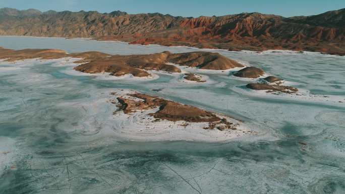 嘉峪关黒山相思湖：冰雪与丹霞美丽邂逅