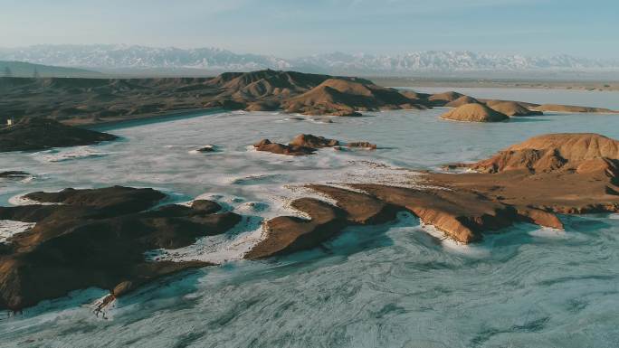 嘉峪关黒山相思湖：冰雪与丹霞美丽邂逅