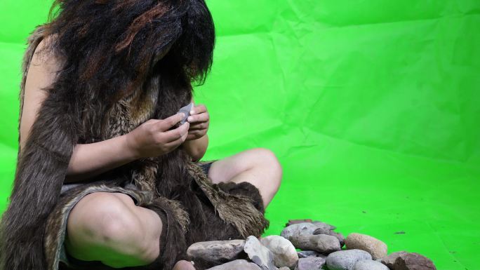 4K绿布抠像原始人制作石器割兽皮