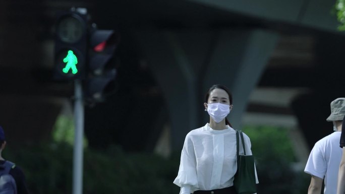 实拍戴口罩疫情期间城市空气质量差