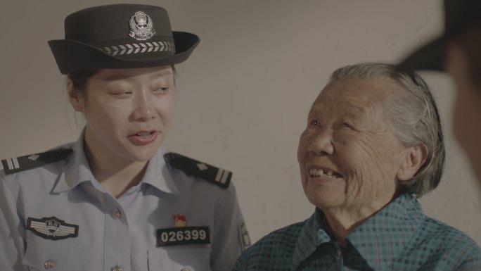 【4K阿莱灰度】社区女警与社区老太太聊天