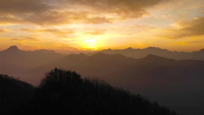 秦岭大山日出航拍