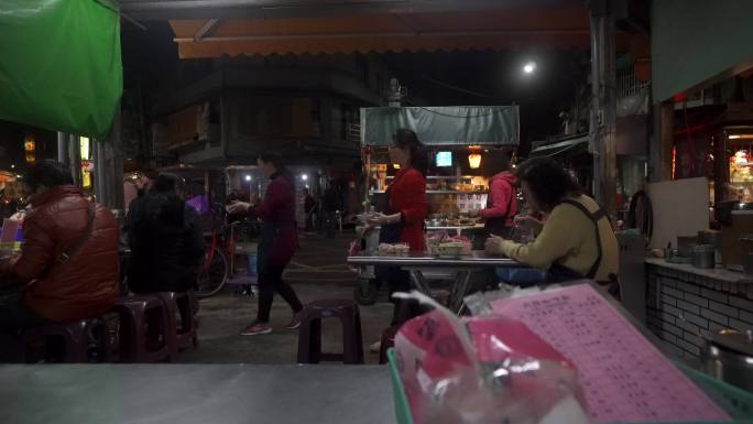 中国台湾台北夜市小吃交易场景