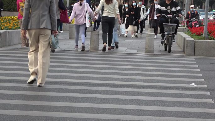 人流人群过马路斑马线走路