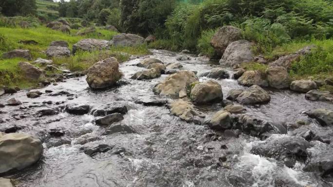 航拍跟踪小溪流水流淌流动