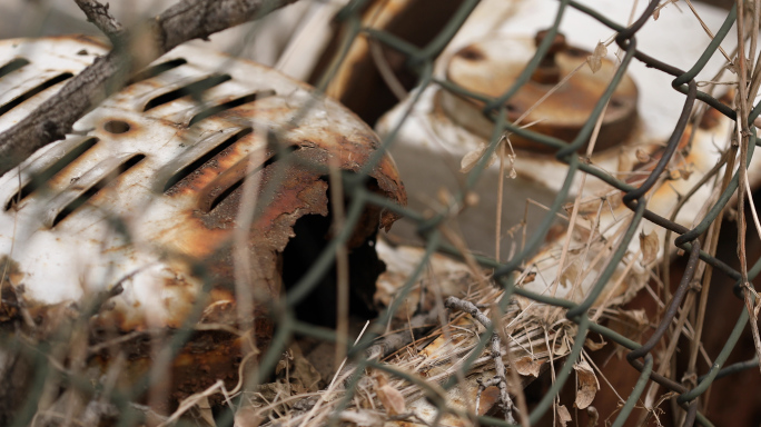 废弃工厂，枯草，破败房子，倒塌房屋4k