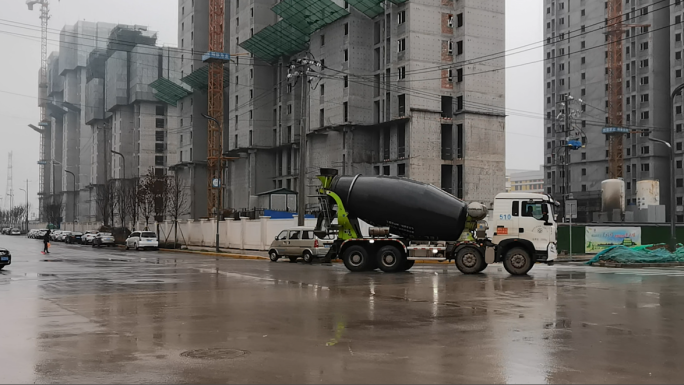 下雨天工地楼房一组