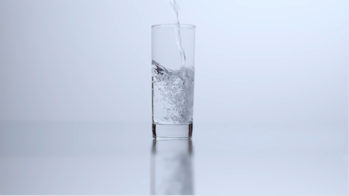 健康饮用纯净水、水杯倒水、