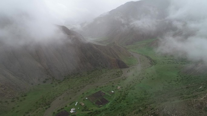 云蒸雾绕、烟雨蒙蒙祁连山(航拍)