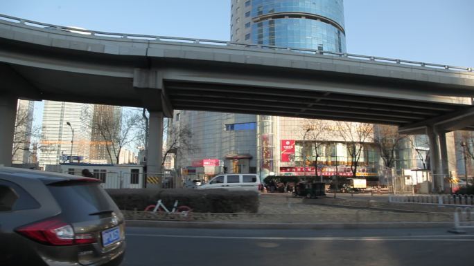 街道跟拍车流人流高楼交通