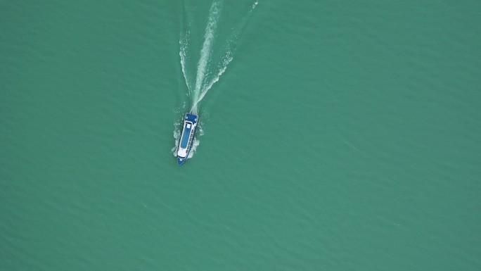 船穿海，海与船