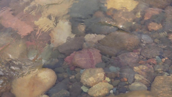 清澈见底的湖面鹅卵石