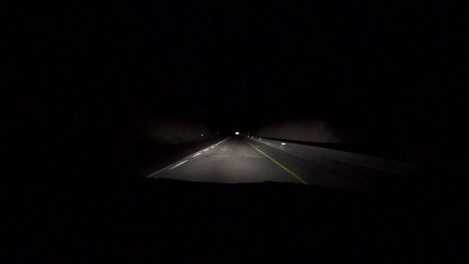 在深夜漆黑的公路上行驶车内车头视角