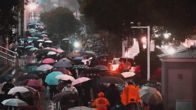 城市下雨打伞的人群
