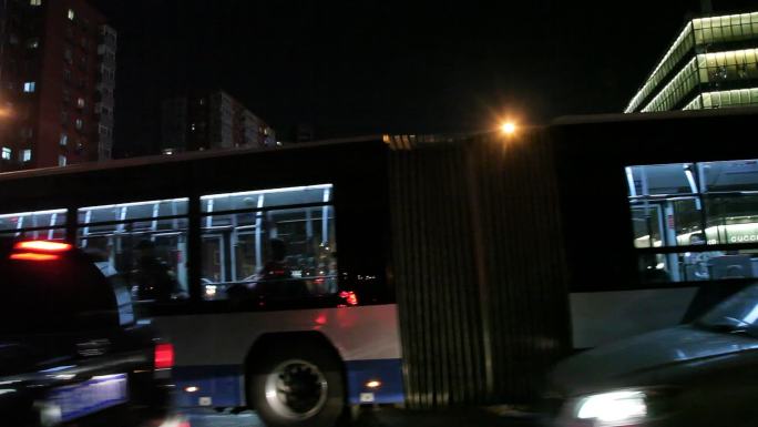 夜景街道跟拍车流人流高楼交通