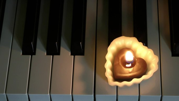 钢琴上的心形蜡烛