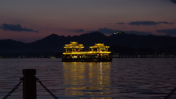 杭州西湖夜景(断桥游船雷峰塔）