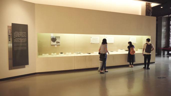 4K实拍广州博物馆展厅与参观人群