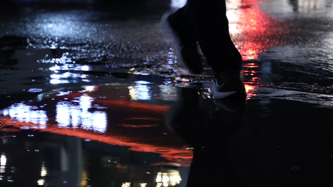 下雨夜晚城市街道