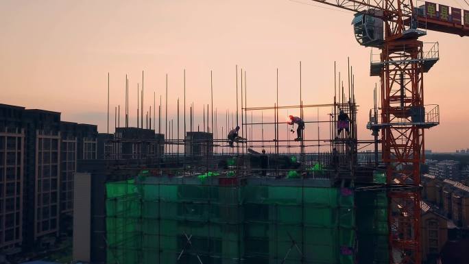 建筑工人爬架吊塔