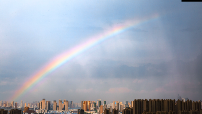 城市彩虹和暴雨4K