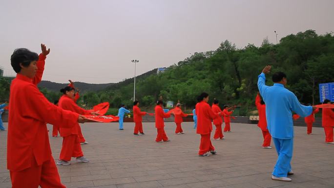 摇臂航拍广场集体练太极拳