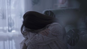 悲伤伤感失落的女孩视频素材