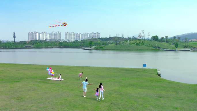 一家人公园玩耍放风筝