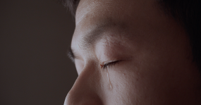 男人流泪,眼泪特写,悲伤的男人视频素材