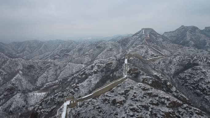 航拍雪后金山岭长城