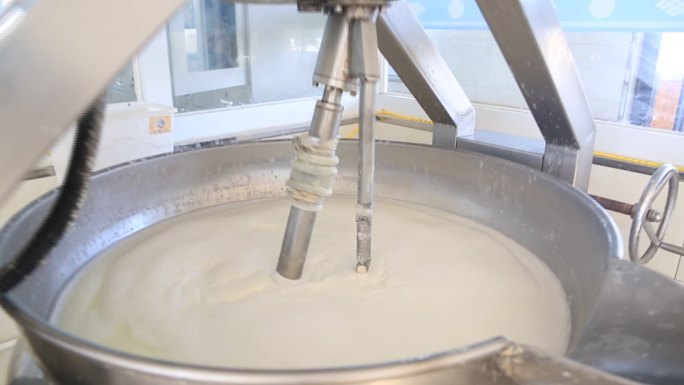 牧民用机器搅拌牛奶制作奶制品奶豆腐