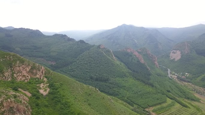 航拍绿意葱茏险峻挺拔的群山