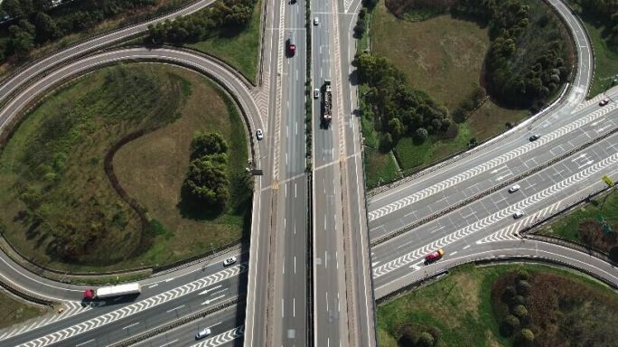 4K高速公路路面车流航拍空镜