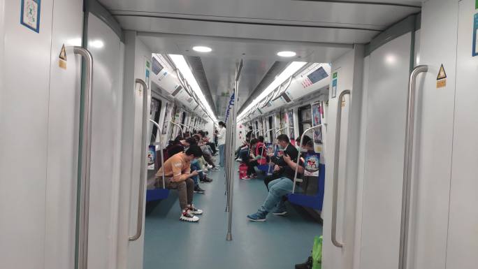 地铁上看手机的人群