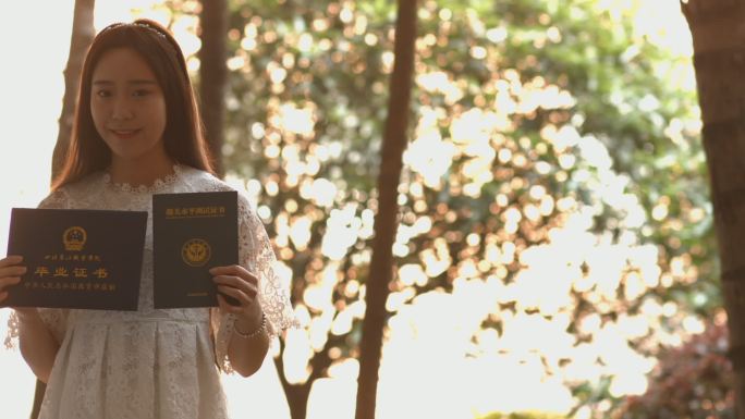 美女大学生手拿毕业证