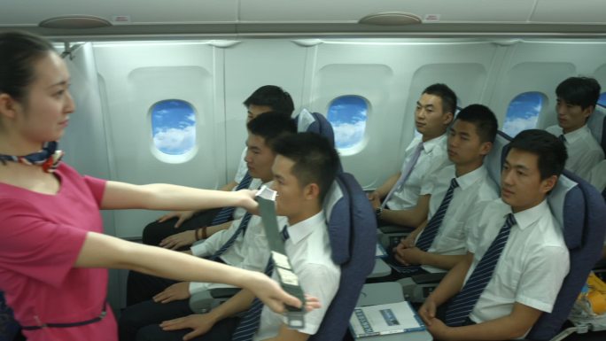 美女空姐示范安全带使用方法