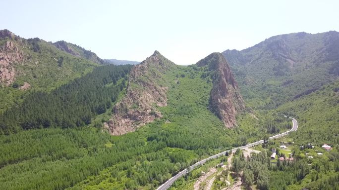 航拍马鞍山形山峰公路