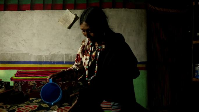 西藏藏北当地藏民自家煮酥油茶