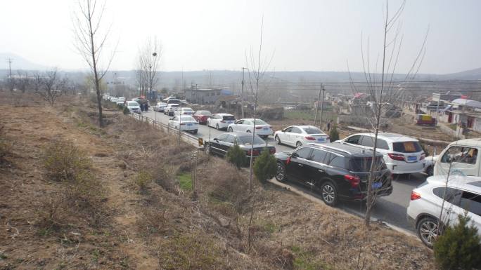 过年农村马路堵车，农村旅游