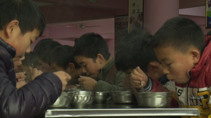 偏远山区小学生吃中饭