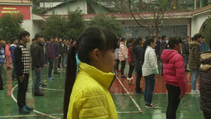 小学生雨中做操