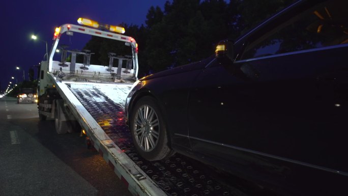 夜间道路救援拖车汽车故障