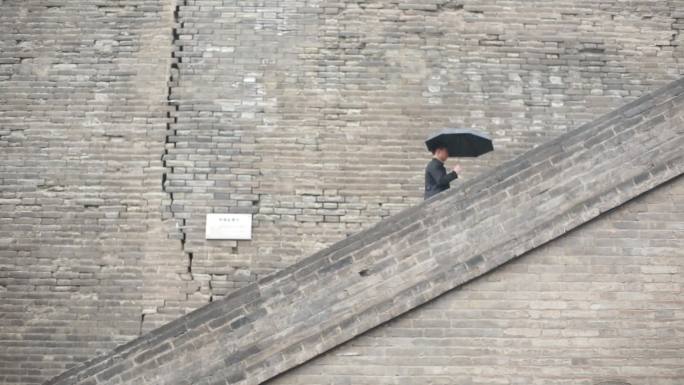 雨天男女西安城墙