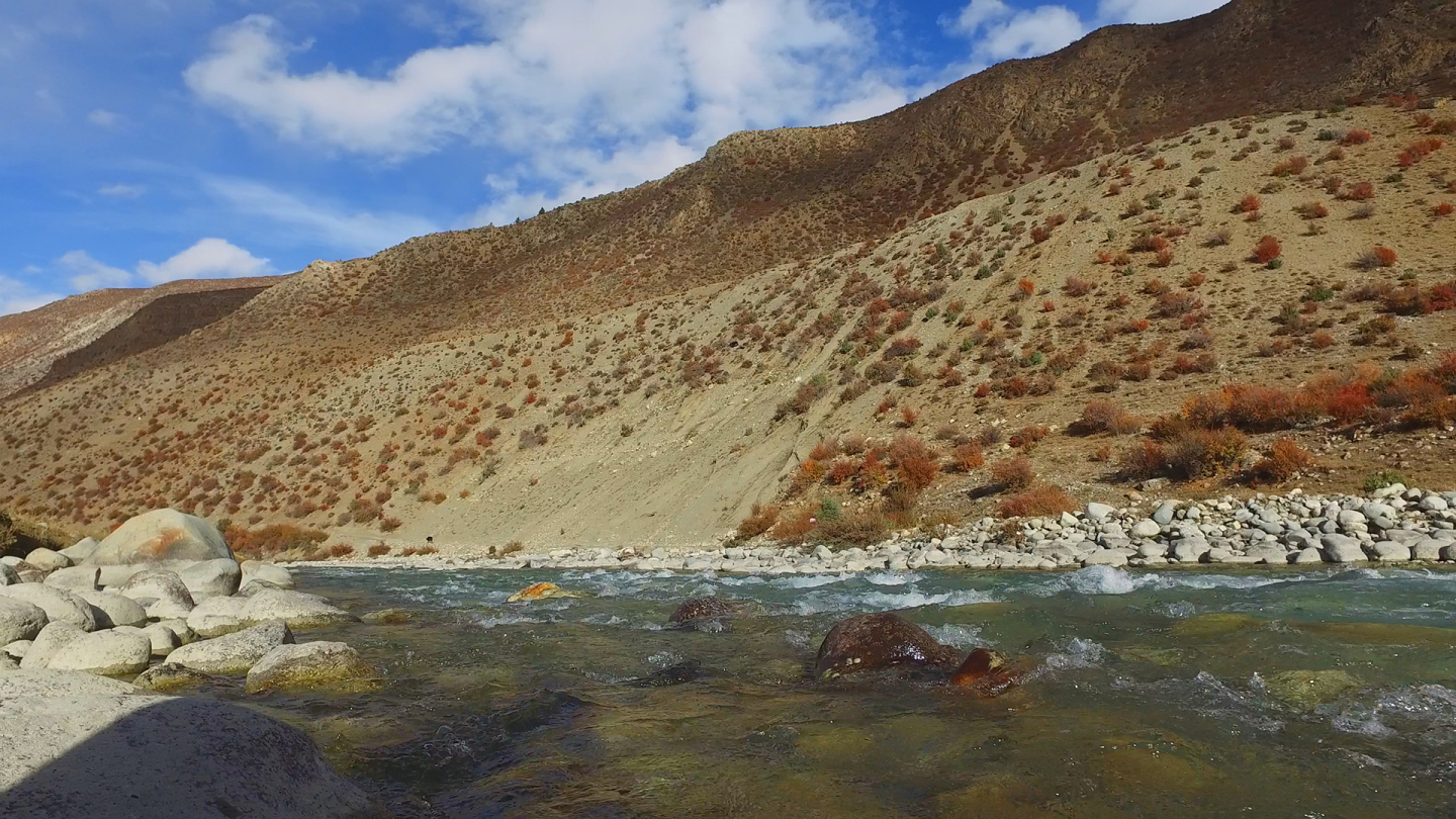 西藏八宿冰川溶水与溪流